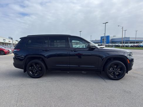 Used 2024 Jeep Grand Cherokee L Limited w/ Black Appearance Package AWD/4WD image 4