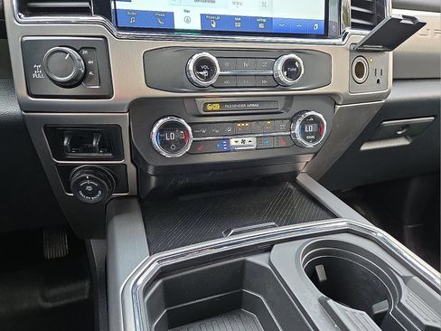 Used 2022 Ford F250 Platinum w/ FX4 Off-Road Package AWD/4WD image 18