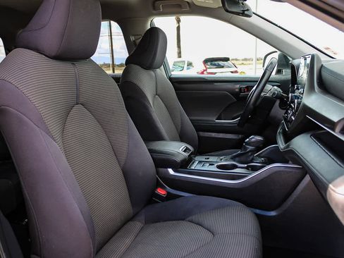 Used 2021 Toyota Highlander LE image 16