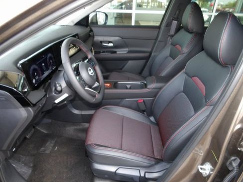 Used 2025 Nissan Kicks SR image 15