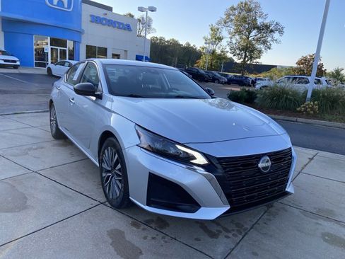 Used 2024 Nissan Altima 2.5 SV image 2