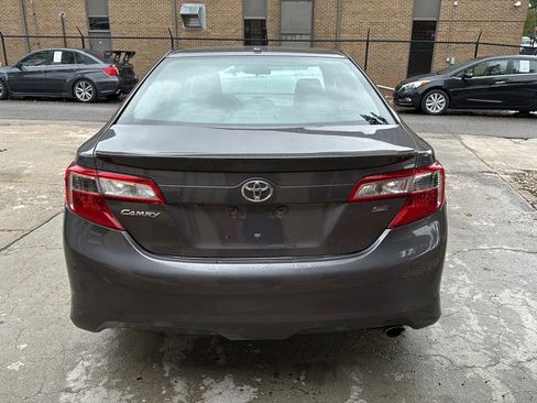 Used 2014 Toyota Camry SE w/ Moonroof Package FWD image 6