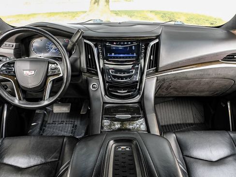 Used 2017 Cadillac Escalade Platinum image 14