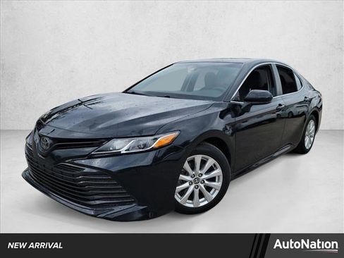 Used 2020 Toyota Camry LE image 1