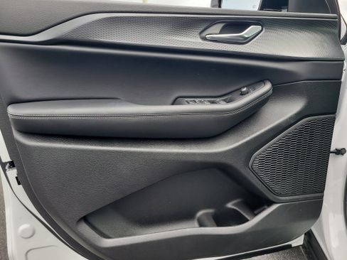 New 2025 Jeep Grand Cherokee Altitude image 12