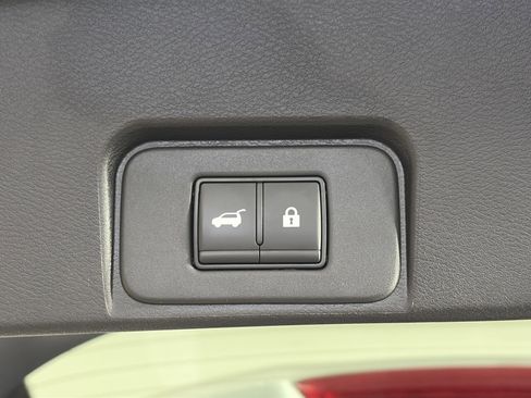 Used 2025 Nissan Rogue SV image 15