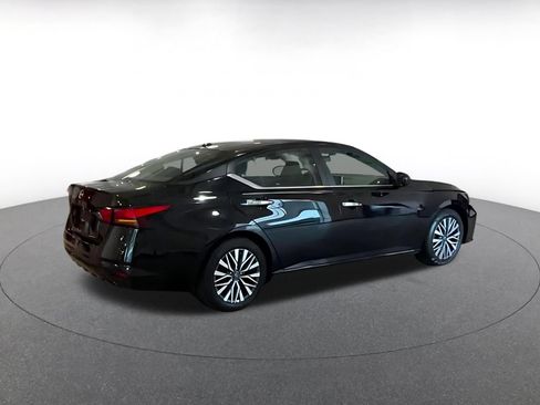Used 2025 Nissan Altima 2.5 SV FWD image 7