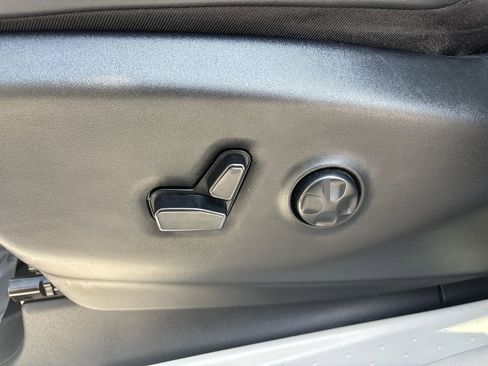 Used 2023 Chrysler Pacifica Touring-L FWD image 19