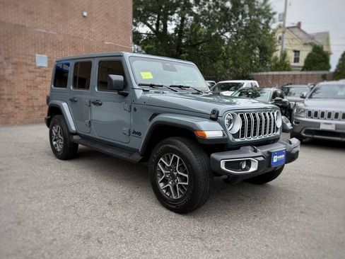 Used 2026 Jeep Wrangler Unlimited Sahara AWD/4WD image 3