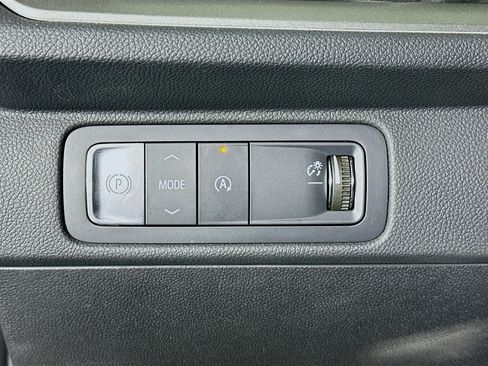 Used 2025 Chevrolet Traverse LT image 17