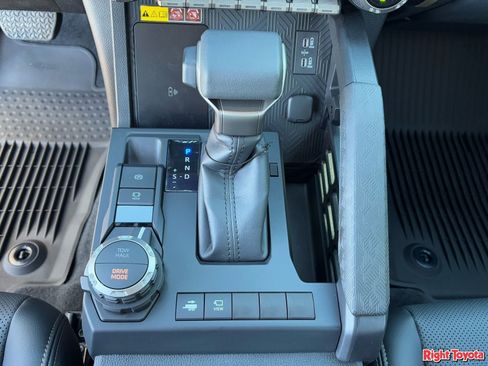 Certified 2025 Toyota Tacoma Limited AWD/4WD image 31