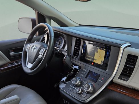 Used 2015 Toyota Sienna Limited Premium w/ Advanced Technology Package FWD image 25
