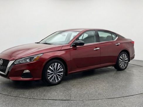 Used 2025 Nissan Altima 2.5 SV FWD image 3