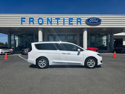 Used 2018 Chrysler Pacifica Touring-L Plus FWD image 1