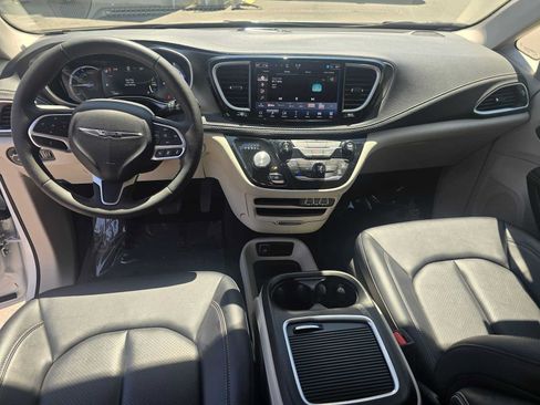 Used 2024 Chrysler Pacifica Limited FWD image 19