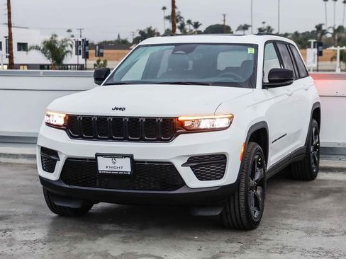 New 2025 Jeep Grand Cherokee Altitude image 4