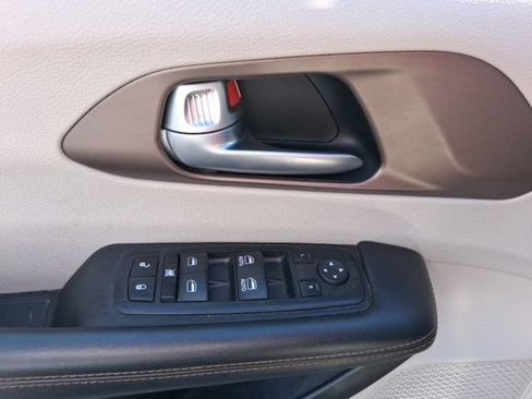 Used 2017 Chrysler Pacifica Touring-L w/ Tire & Wheel Group FWD image 18