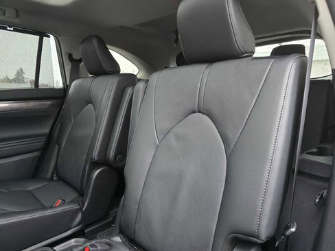 Certified 2025 Toyota Highlander Platinum image 19
