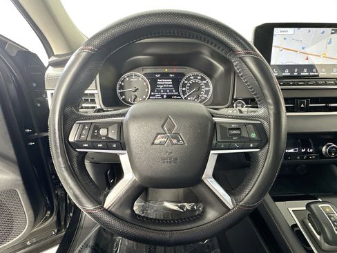 Used 2022 Mitsubishi Outlander SE image 11