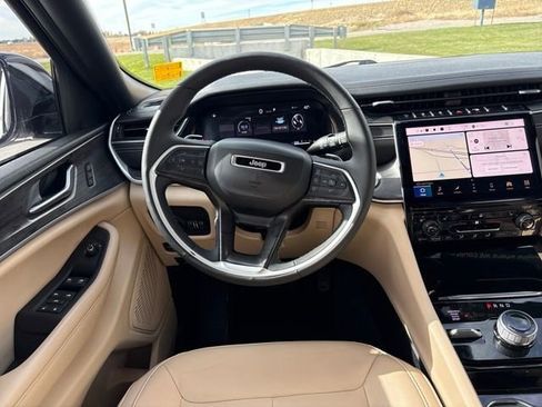 Used 2023 Jeep Grand Cherokee Limited w/ Black Appearance Package image 13