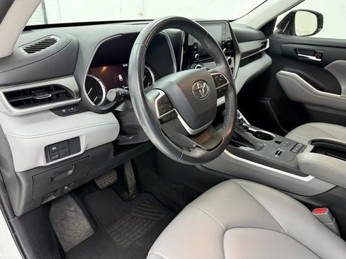 Used 2022 Toyota Highlander XLE image 8