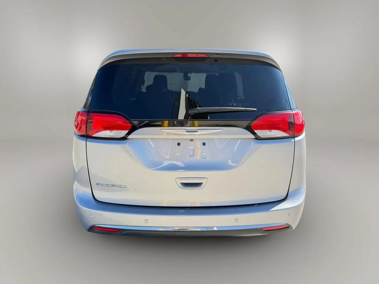 Used 2017 Chrysler Pacifica Touring-L w/ Tire & Wheel Group FWD image 6