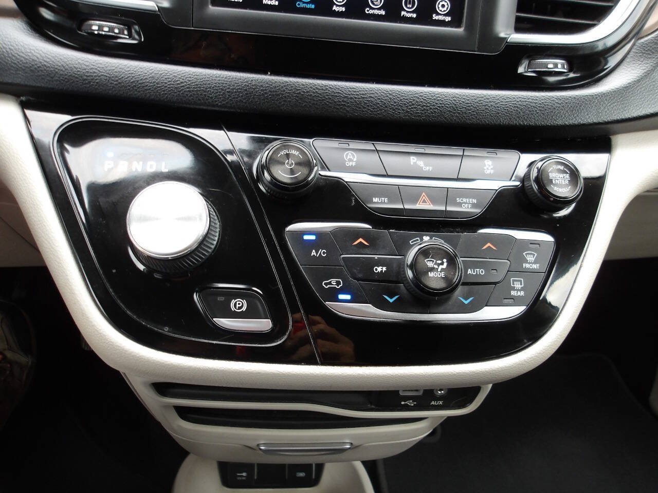 Used 2018 Chrysler Pacifica Touring-L FWD image 14