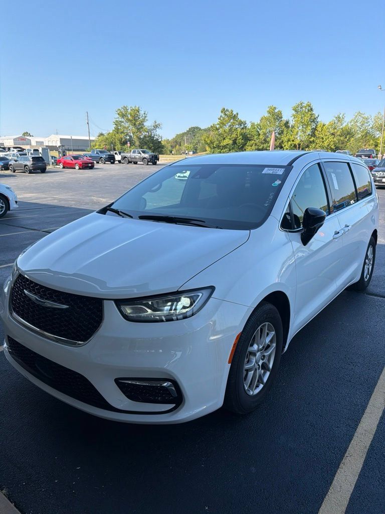 Used 2025 Chrysler Pacifica Select FWD image 1