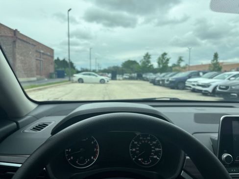 Used 2025 Nissan Altima 2.5 SV FWD image 33