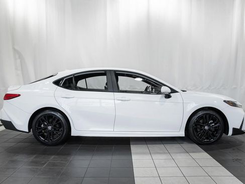 Used 2025 Toyota Camry SE image 3