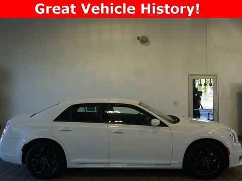 Used 2023 Chrysler 300 Touring L image 2
