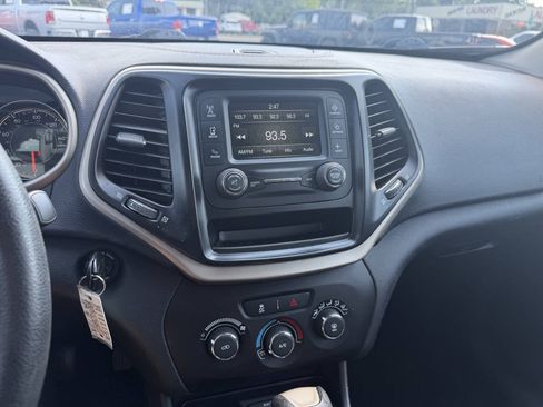Used 2016 Jeep Cherokee Sport FWD image 14