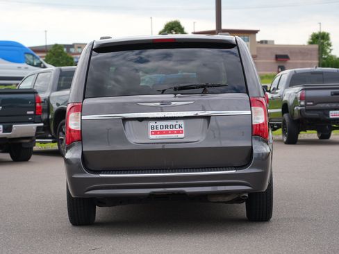 Used 2016 Chrysler Town & Country Touring w/ Driver Convenience Group FWD image 4