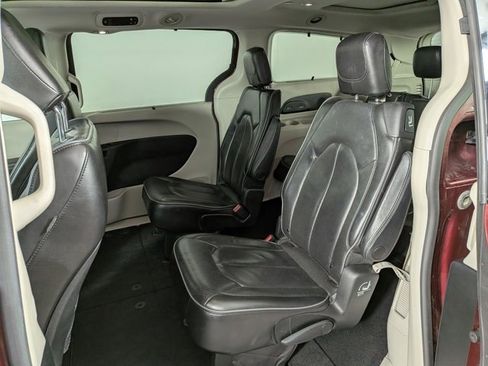 Used 2019 Chrysler Pacifica Limited image 27