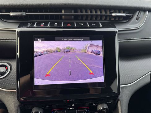 Used 2025 Jeep Grand Cherokee Altitude image 13