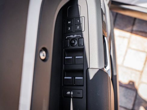 Used 2024 Land Rover Defender 130 X-Dynamic SE AWD/4WD image 18