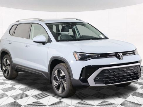 Used 2025 Volkswagen Taos SE image 16