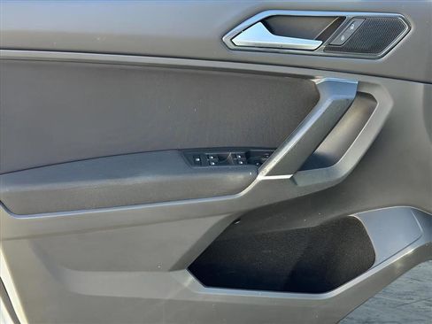 Used 2018 Volkswagen Tiguan S image 22