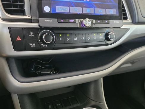 Used 2016 Toyota Highlander LE FWD image 18