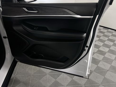 Certified 2024 Jeep Grand Cherokee Limited image 33