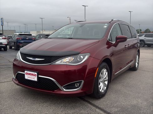 Used 2018 Chrysler Pacifica Touring-L FWD image 2
