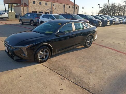 Used 2025 Kia K4 LXS image 1