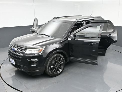 Used 2019 Ford Explorer XLT w/ Equipment Group 202A AWD/4WD image 39