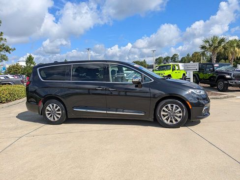 Used 2023 Chrysler Pacifica Limited FWD image 2