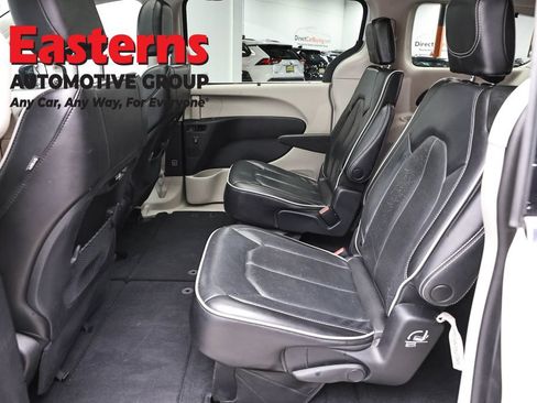 Used 2023 Chrysler Pacifica Limited FWD image 23