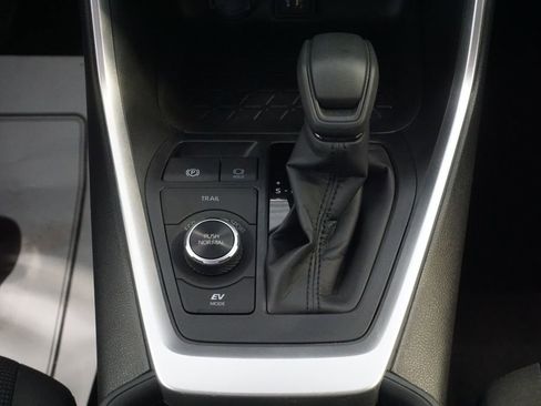Certified 2025 Toyota RAV4 LE AWD/4WD image 29