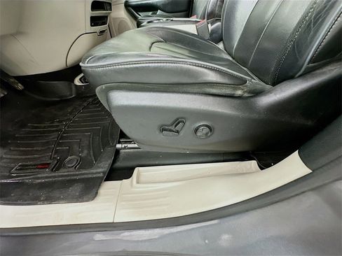 Used 2018 Chrysler Pacifica Limited image 19