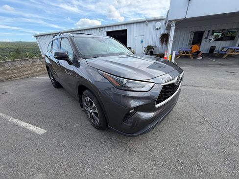 Used 2022 Toyota Highlander XLE AWD/4WD image 7