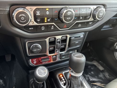 Certified 2024 Jeep Gladiator Mojave w/ Technology Group image 31