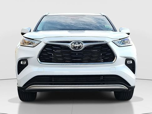 Used 2023 Toyota Highlander Platinum image 2